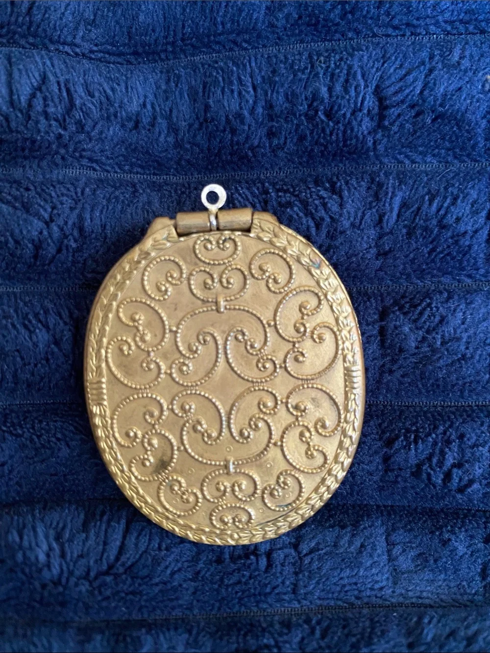 Victorian-Style Gold Cameo Pendant Necklace with Black Profile